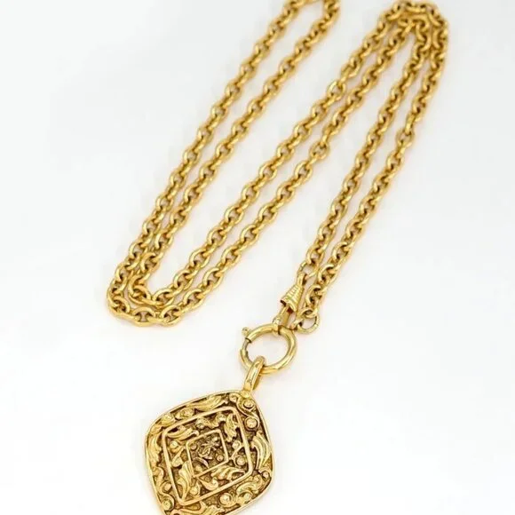CHANEL CC Logos rhombus Charm Necklace 35 Gold Tone Auth #22400